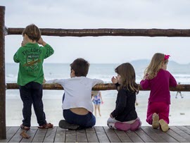 children looking off a peer.